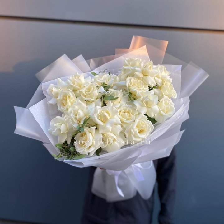 Пышный букет из белых роз в Москве