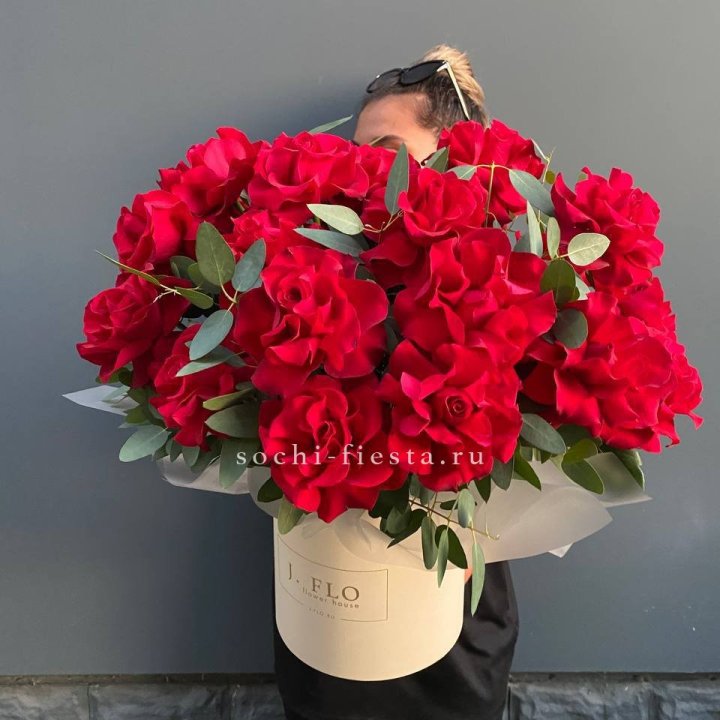 25 Французских красных роз в коробке в Москве