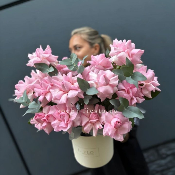 17 Розовых французских роз в боксе в Москве