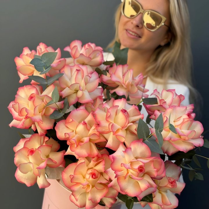 15 французских  роз Джумилия в боксе с доставкой в Москве