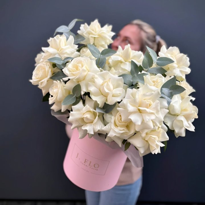 25 Французских белых роз в боксе в Москве