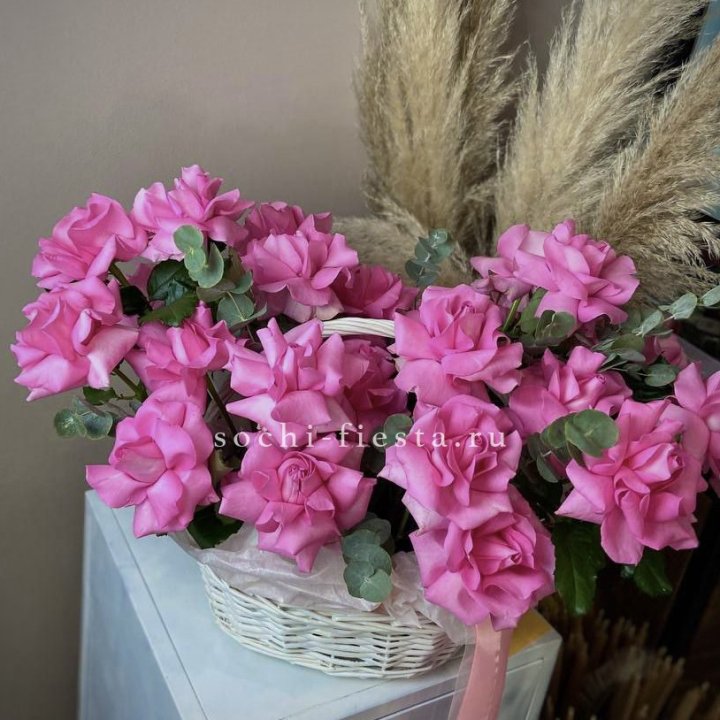 25 роз в цветочной корзине Пинк в Москве