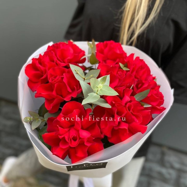 9 Красных французских роз с доставкой в Москве
