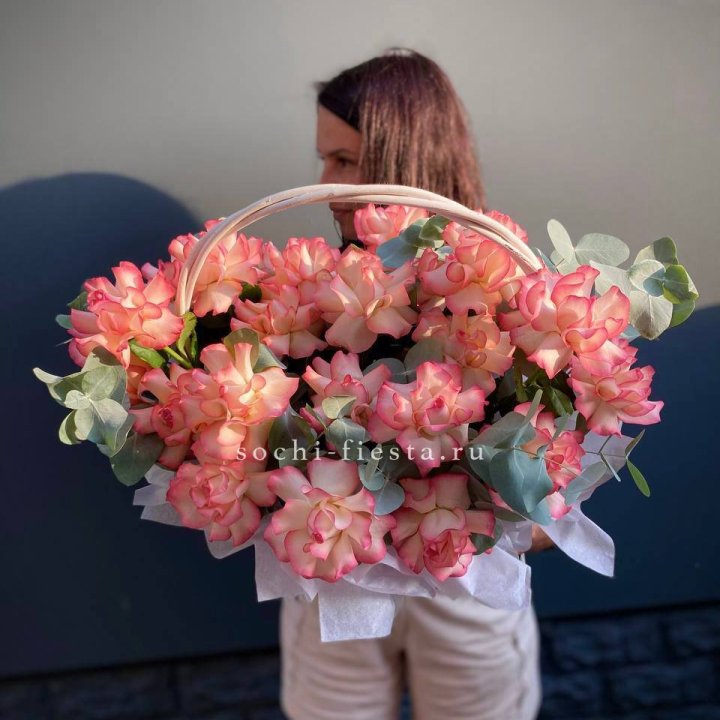 25 Французских роз Джумилия в корзине в Москве