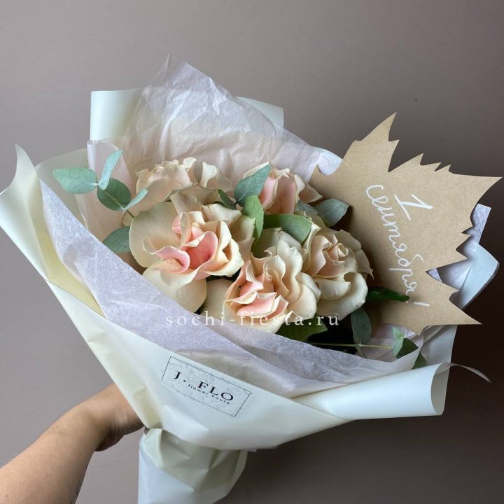 Букет кремовых роз к дню знаний в Москве