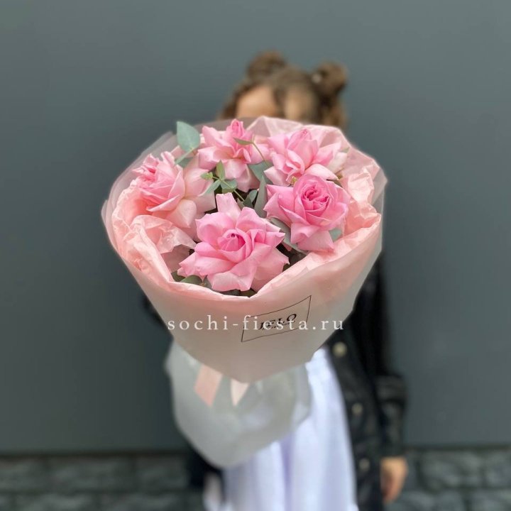 5 французских розовых роз  в Москве