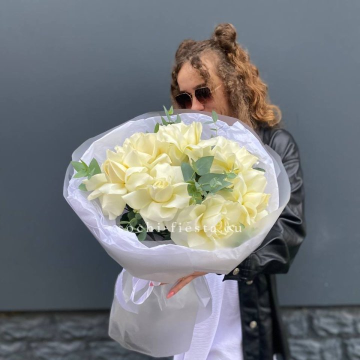 7 Белых французских роз  в Москве