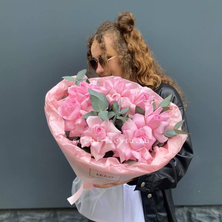 7 розовых роз в Москве