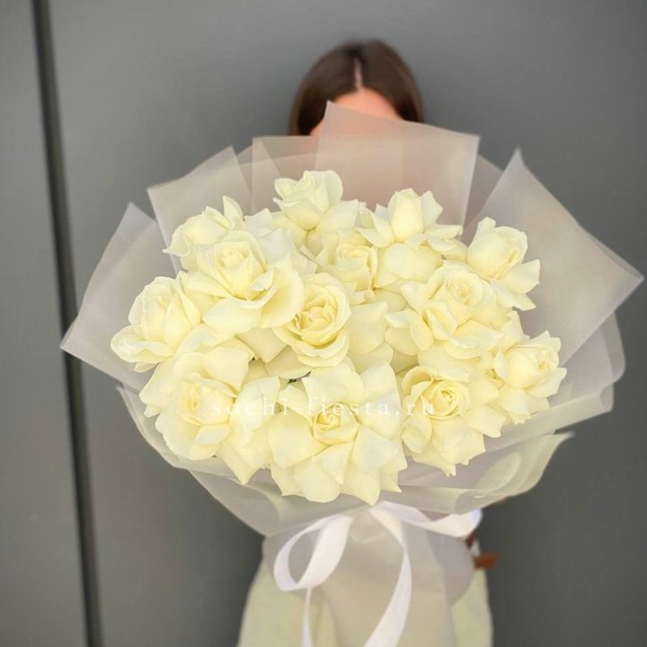 13 белых роз в Москве