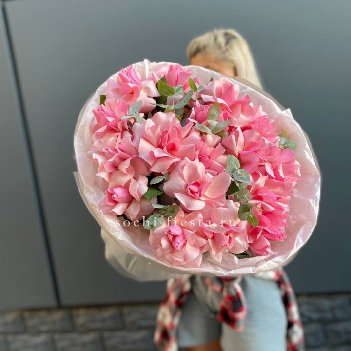 17 розовых роз в Москве