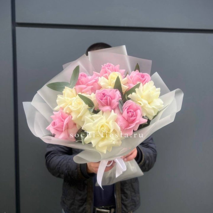 11 бело-розовых роз с доставкой в Москве