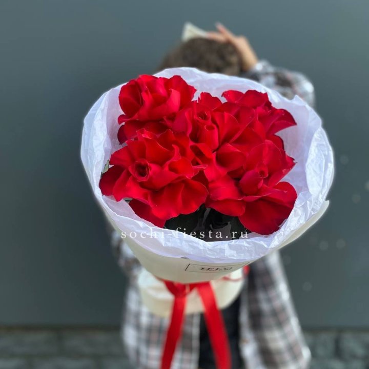 5 французских красных роз в Москве