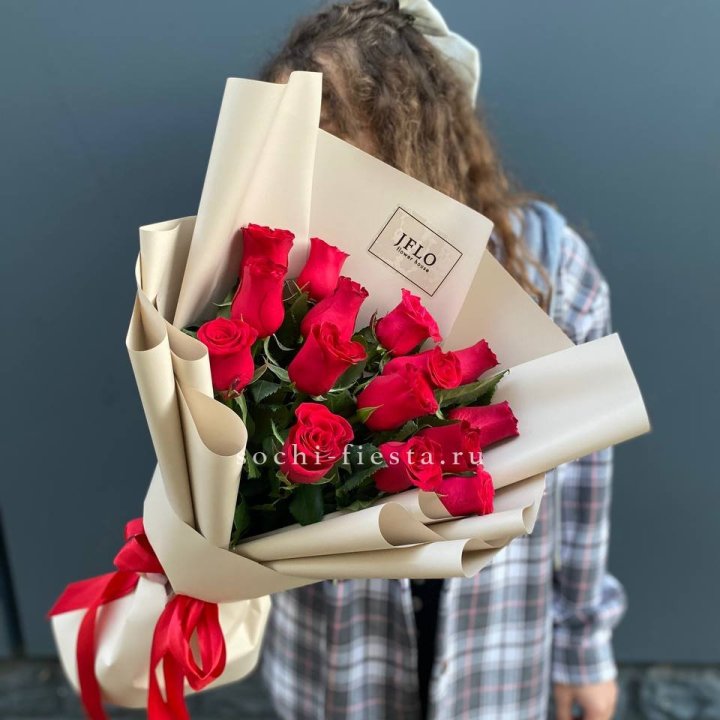15 красных роз в Москве