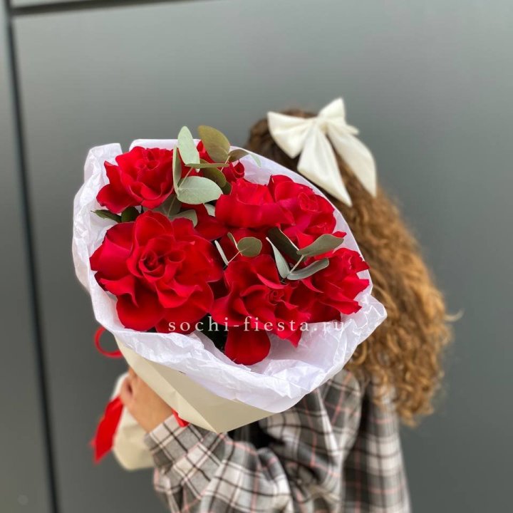 7 красных французских роз в Москве