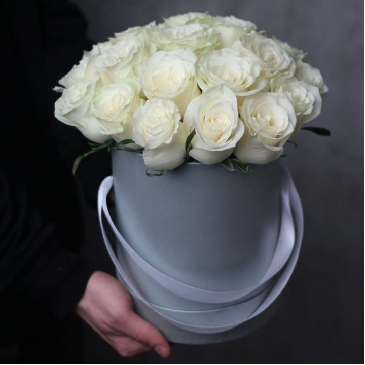 15 белых роз в цилиндре в Москве
