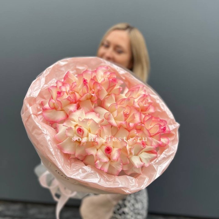 9 французских роз Джумилия в нежном оформлении в Москве