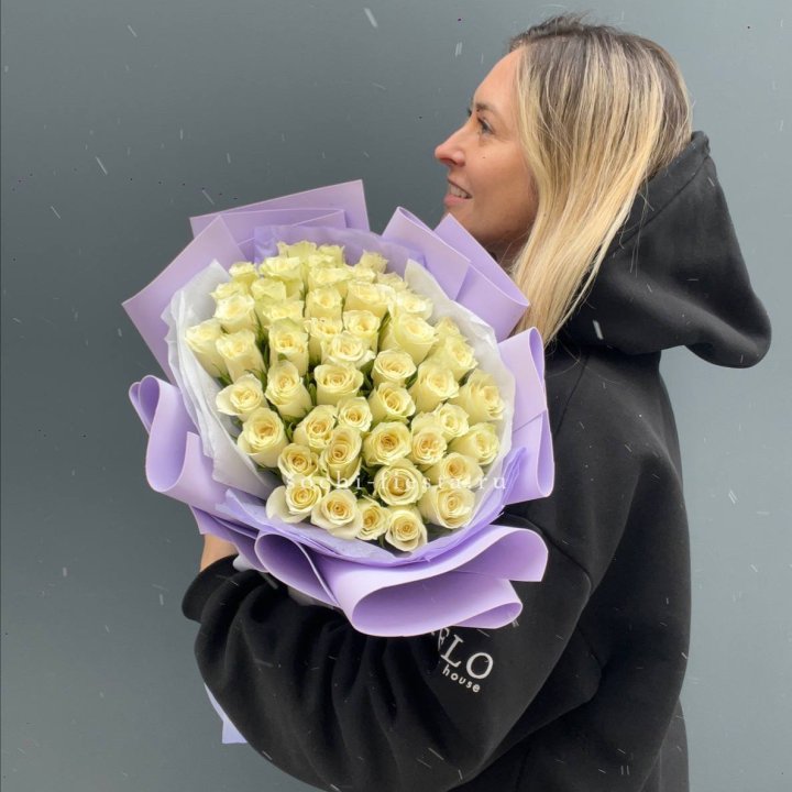 51 белая кенийская роза в оформлении в Москве