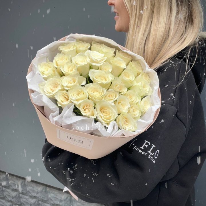 31 белая роза в оформлении в Москве