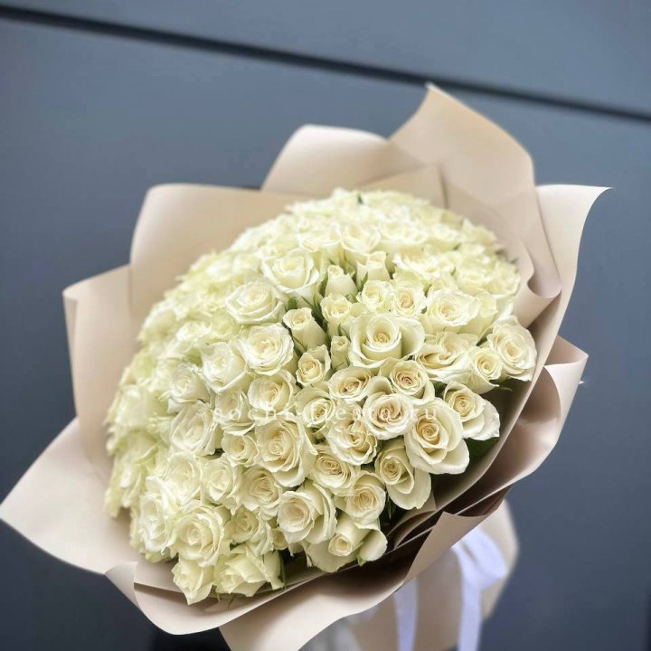 101 белая роза Атена в Москве