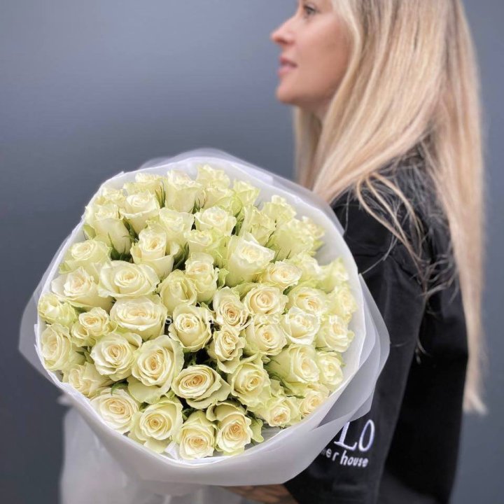 Воздушный букет из 51 белой кенийской розы в Москве