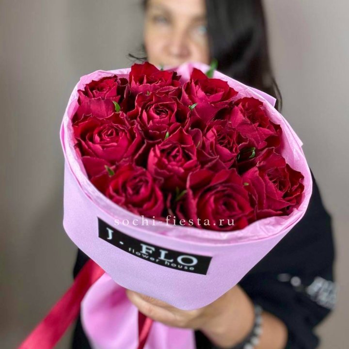 11 красных роз мадам ред в Москве