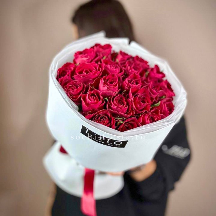 Букет красных роз мадам ред в Москве