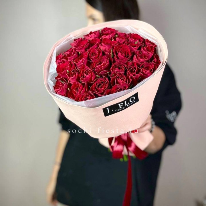 35 кенийских роз в Москве