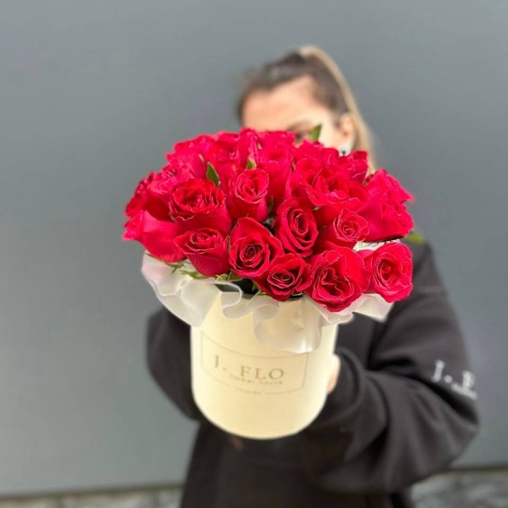 27 кенийских роз в боксе в Москве