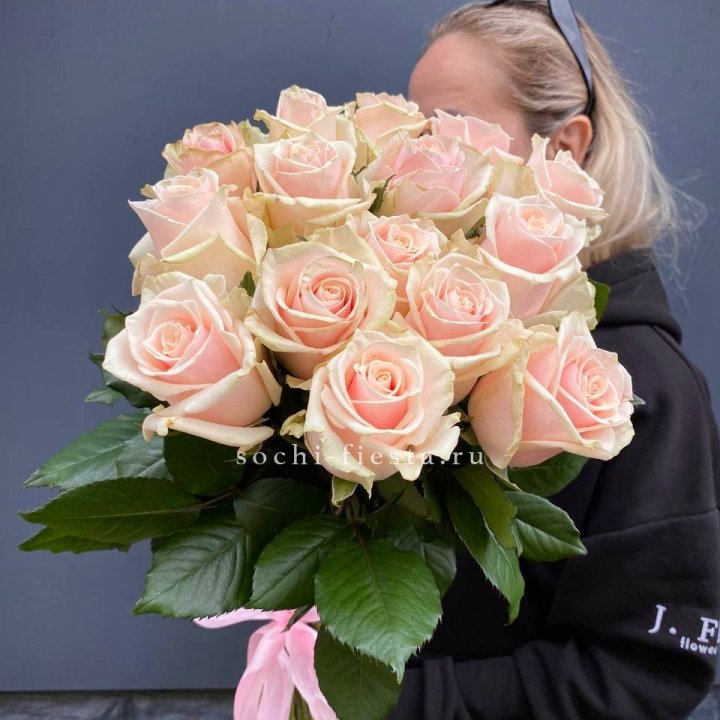 15  кремовых высоких роз с доставкой в Москве