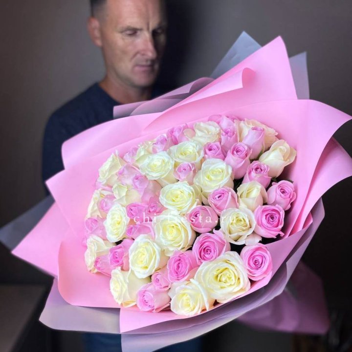 51 белых и розовых роз в Москве