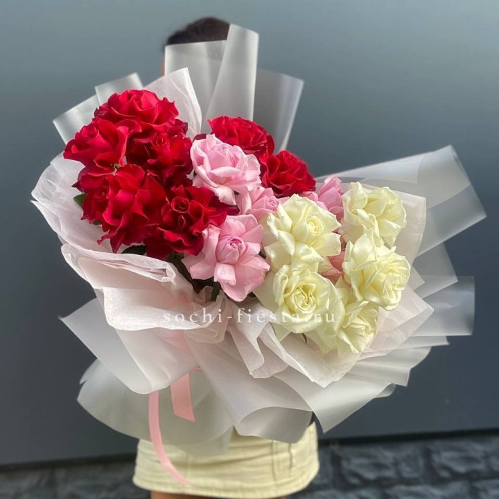 Микс из 17 роз в Москве