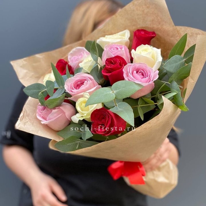 Букет из 15 роз с эвкалиптом в Москве