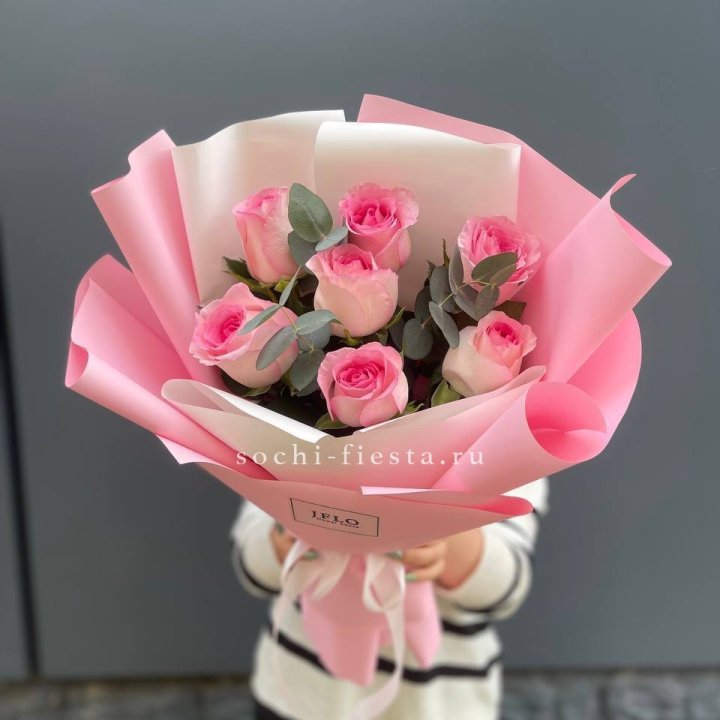 7 роз с эвкалиптом в Москве