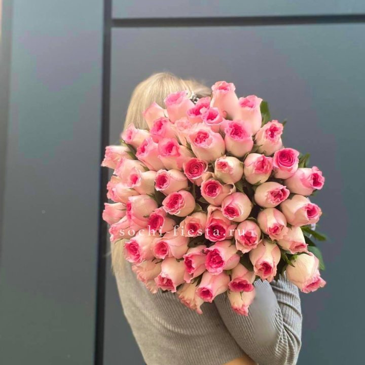 51 розовая роза в Москве