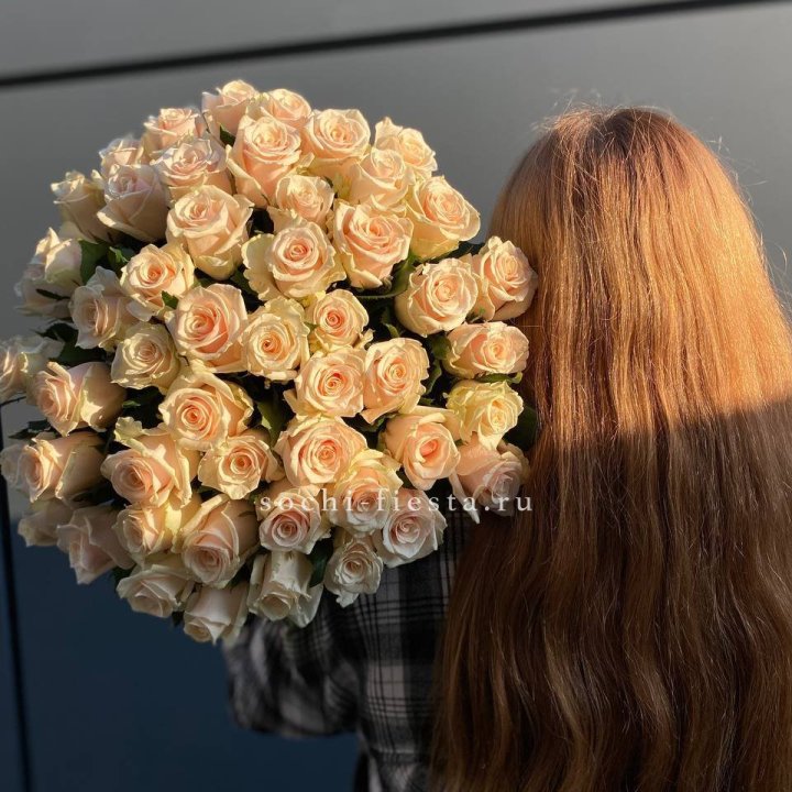 Охапка кремовых роз в Москве