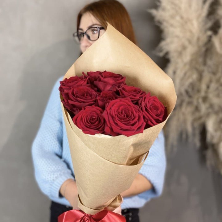9 красных роз в крафте в Москве