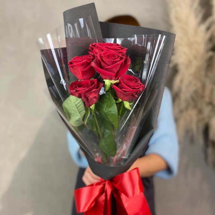 5 роз ред наоми в Москве