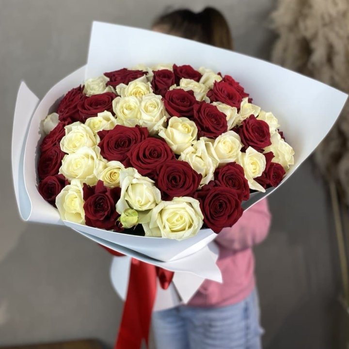51 красная и белая роза в Москве