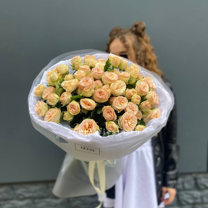 15 пионовидных роз в Москве