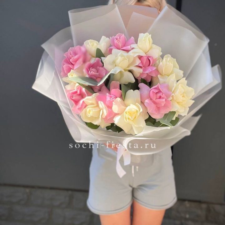 15 бело-розовых роз в Москве