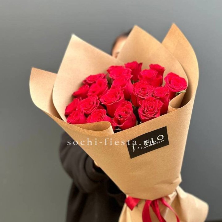 19 красных роз в крафте в Москве