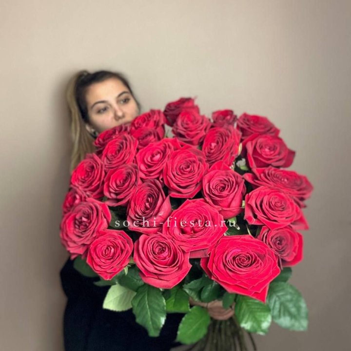 25 высоких роз в Москве