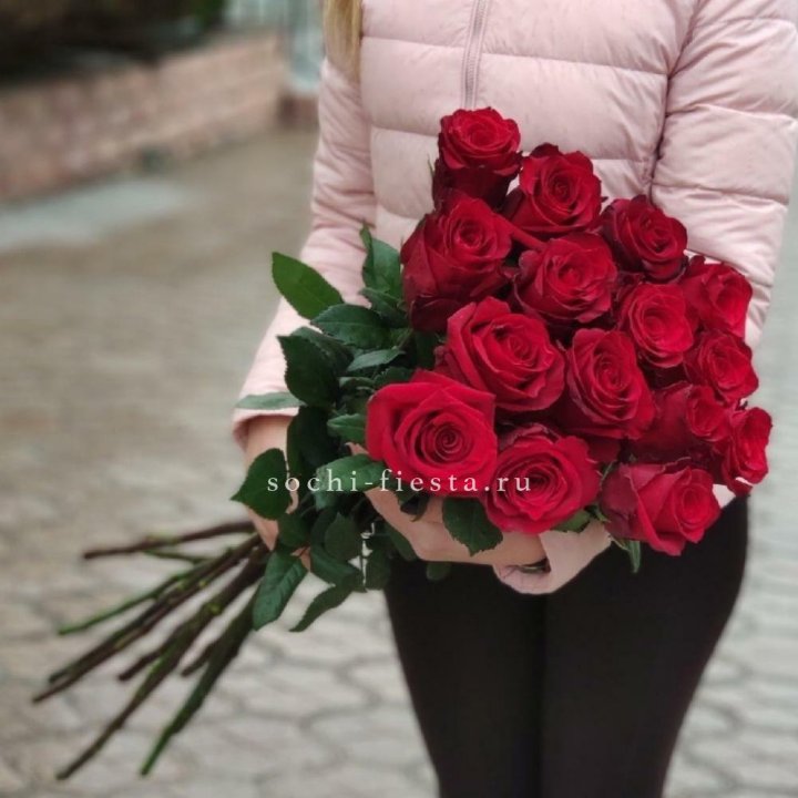 15 высоких красных роз в Москве