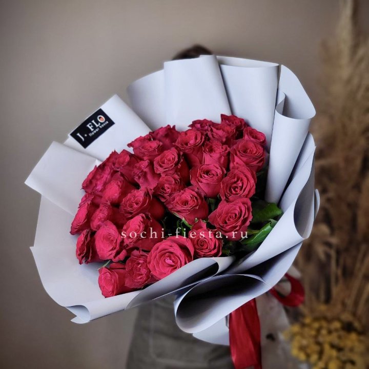 Красные розы 33 шт в Москве