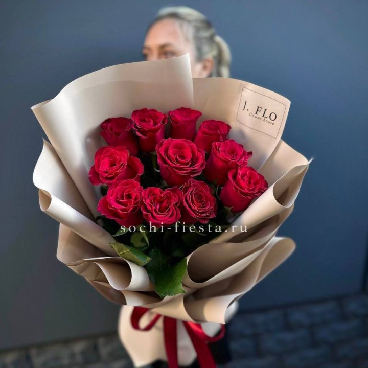 Букет красных роз "Наоми" с доставкой в Москве