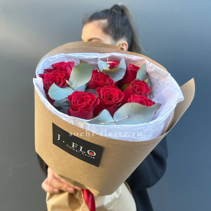 9 роз с эвкалиптом в Москве