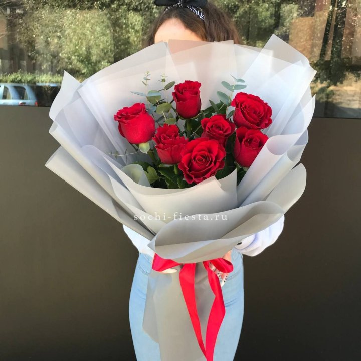 7 красных роз с эвкалиптом  в Москве