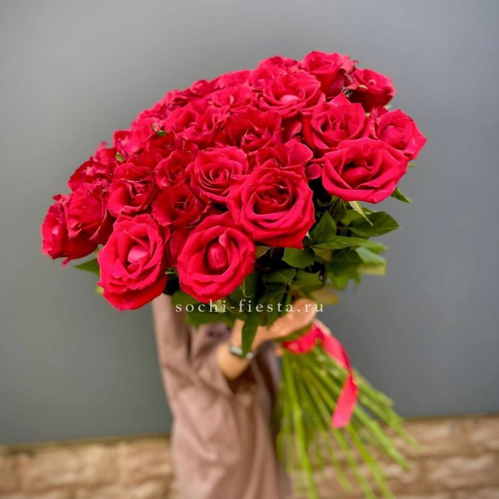 51 высокая красная роза в Москве