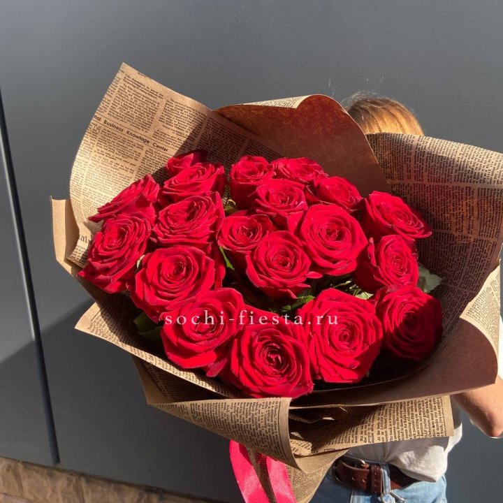 19 красных роз Леди Крафт в Москве