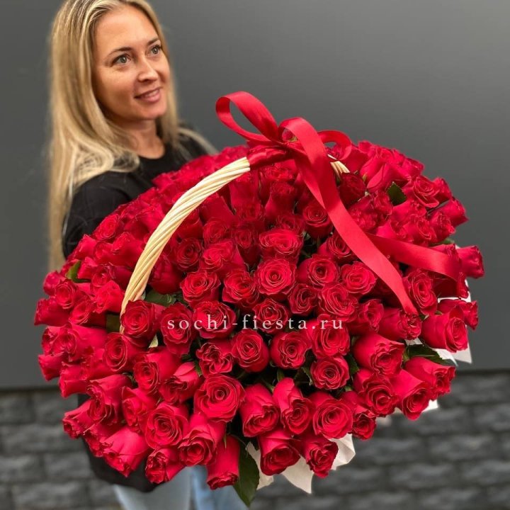 151 красная  роза в корзине в Москве